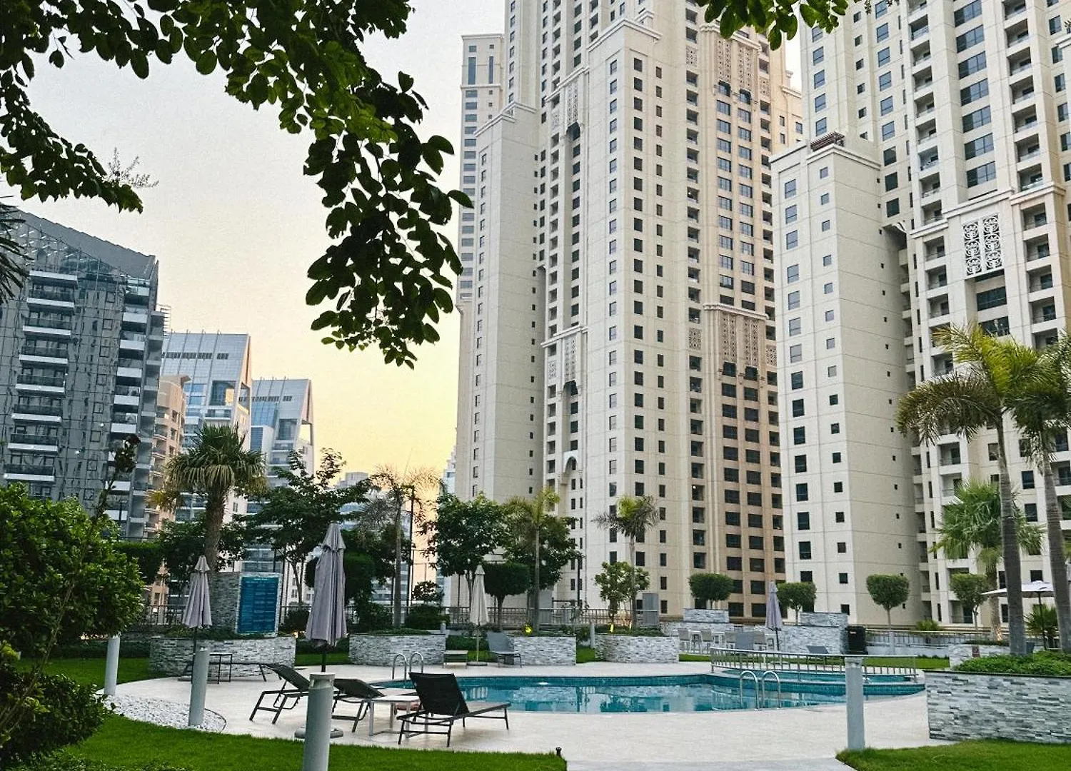 Apartment Modern 2-Bedroom Escape Dubai